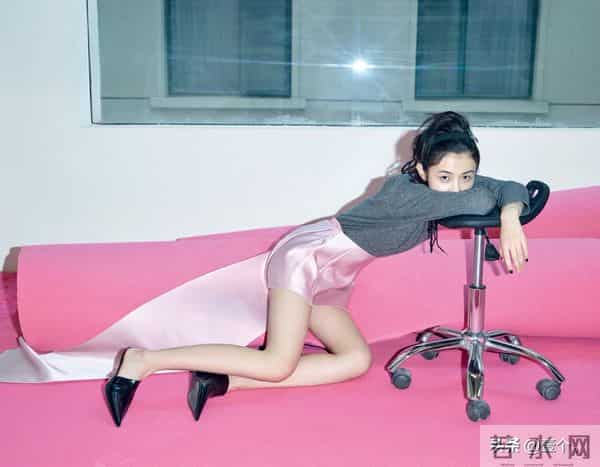 张子枫把自律藏进马甲线，把故事写进眼神里。