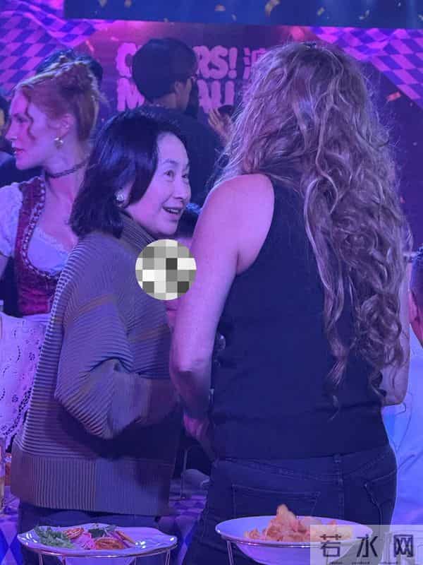 何超琼戴大钻石耳饰很华丽，她的头发白了，她和何超盈女儿合影