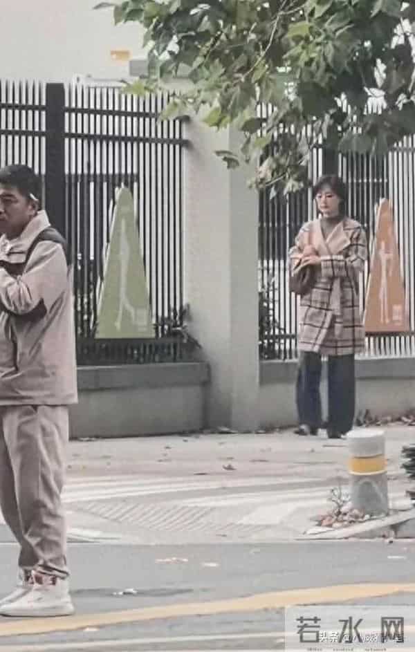 网友过马路碰见孙俪 本人太美了 脸超小 皮肤很白 看着比电视上还要美