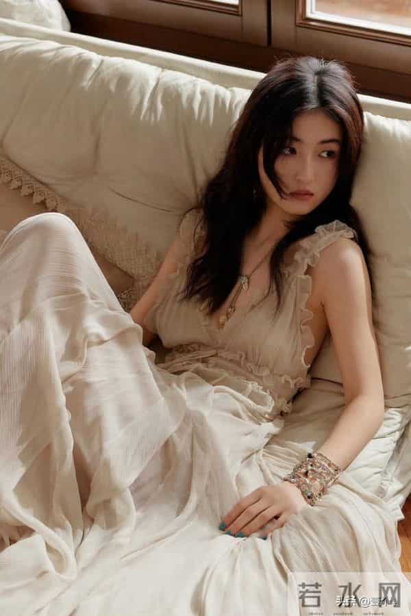 张子枫把自律藏进马甲线，把故事写进眼神里。