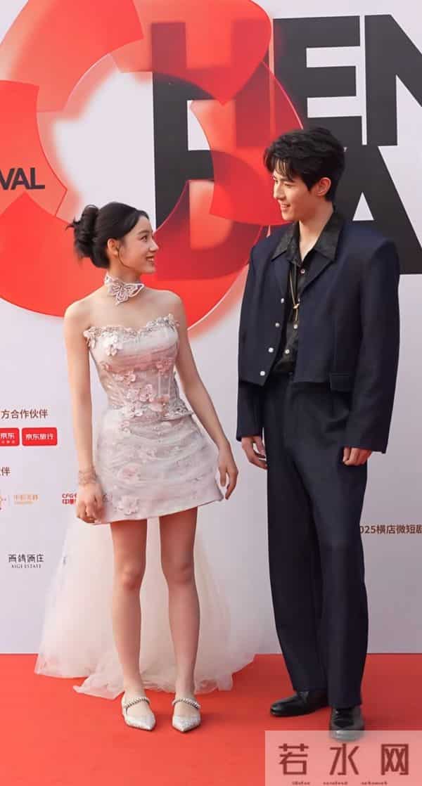 才13岁的刘佳玺就美得好惊艳啊 气质可盐又可甜 长大后绝对是大美人