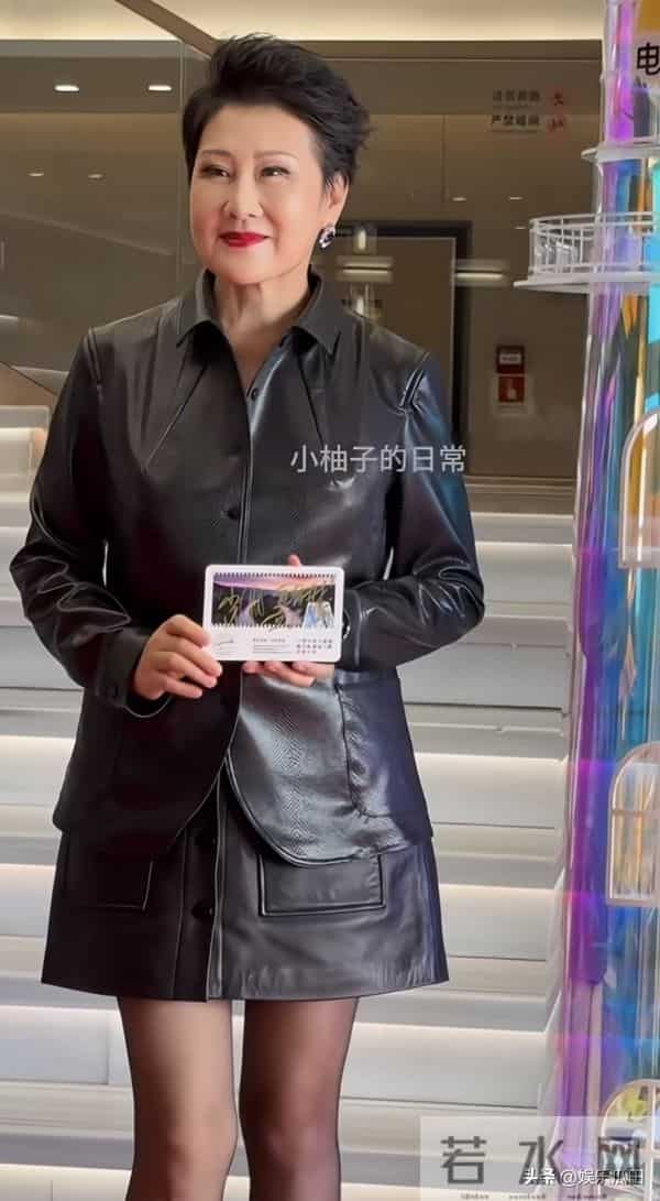 张凯丽线下活动，着皮衣皮短裙，黑丝美腿吸睛，63岁踩高跟超敬业