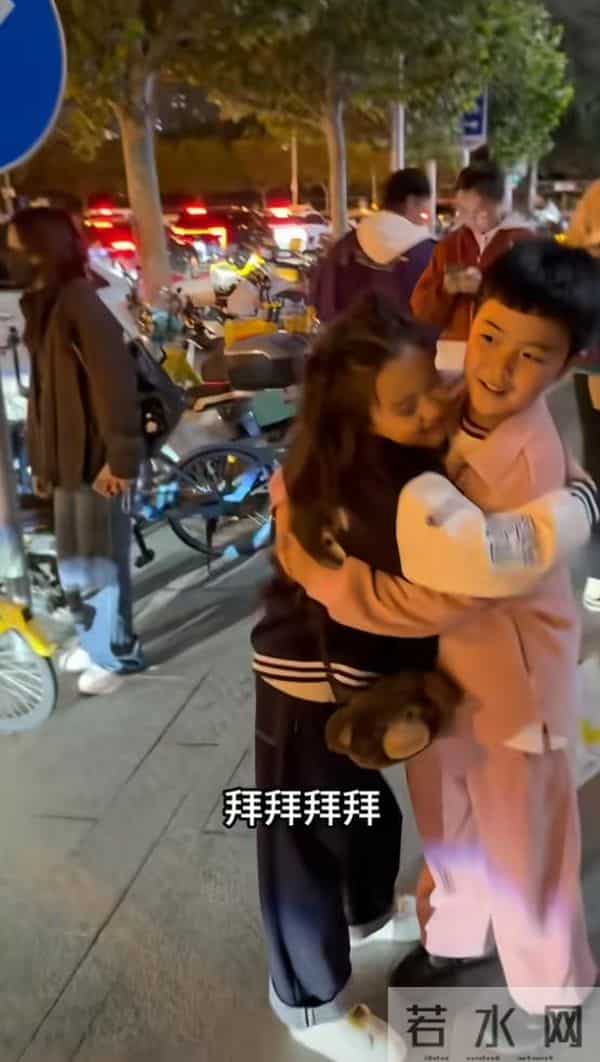 离婚4年，佟丽娅“小心思”彻底藏不住了，难怪和陈思诚频繁互动