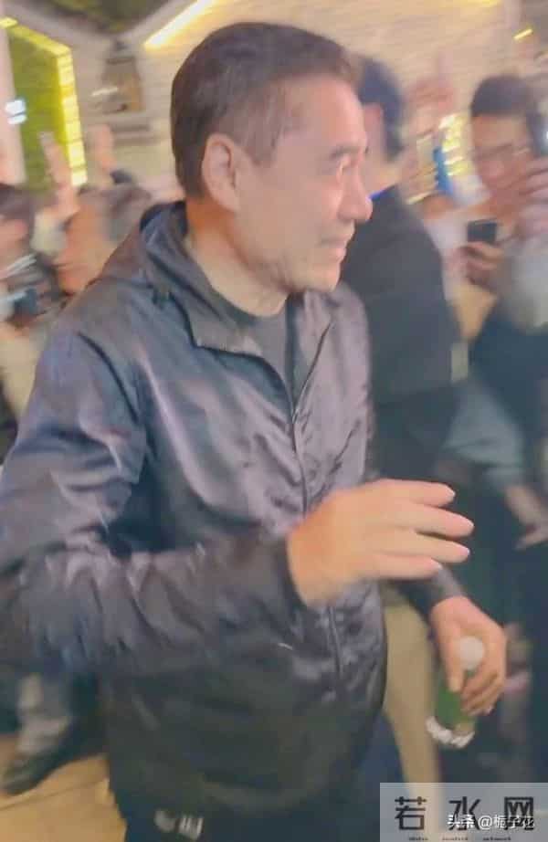 69岁陈宝国在南京被偶遇，他打扮朴素，面带笑容，看着真的好亲切