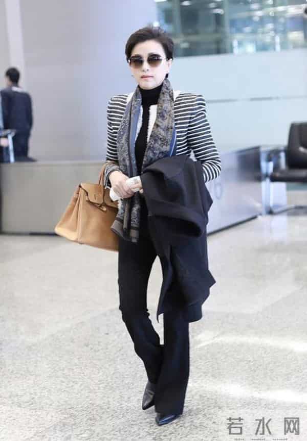 杨澜新剪了短发后真时髦！穿条纹外套+西装裤，洋气又高级
