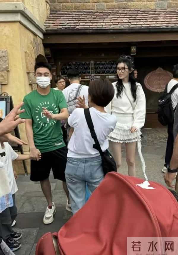 奚梦瑶一家万圣节游港迪，6岁何广燊个子高，近照像爸爸