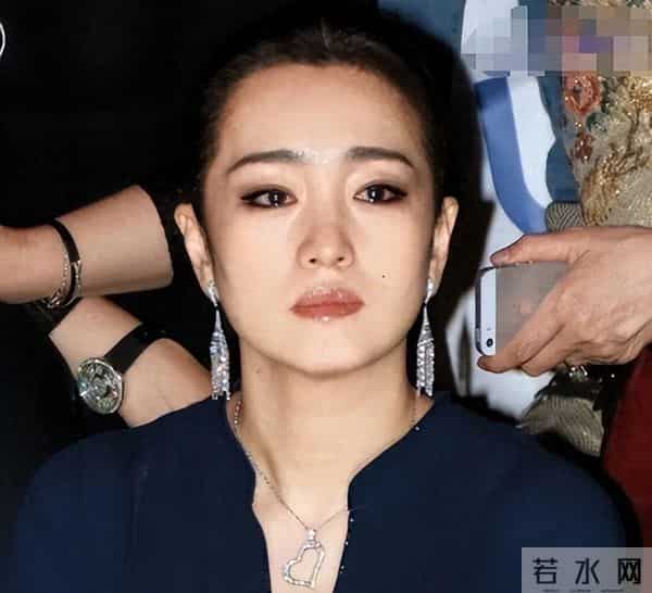 没想到，巩俐再婚6年，77岁老公用6个字评价妻子，比张艺谋更懂她