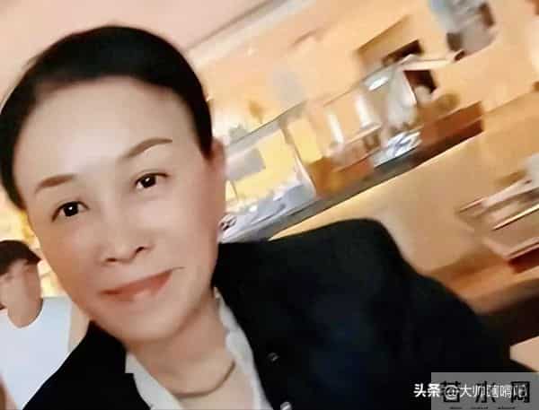 网友偶遇57岁那英素颜就餐，面容憔悴与舞台判若两人，热议不断