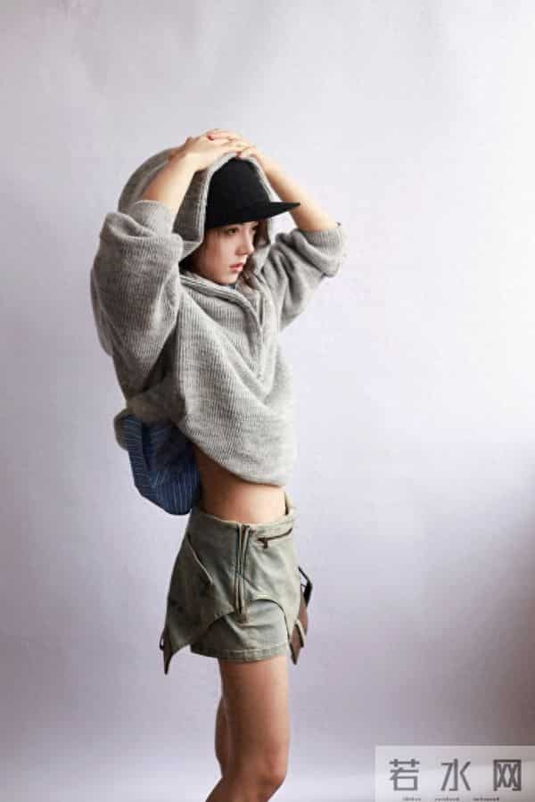 美到犯规！赵今麦卫衣半拉露蓝内搭！牛仔短裤+皮带像夏天风