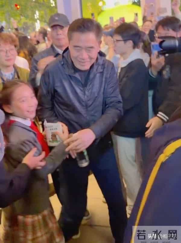 69岁陈宝国在南京被偶遇，他打扮朴素，面带笑容，看着真的好亲切