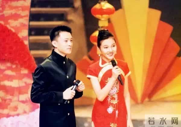 “前最帅央视主持人”复出，56岁已满头白发，回应成“身价百亿总裁”：只是个快乐的打工人