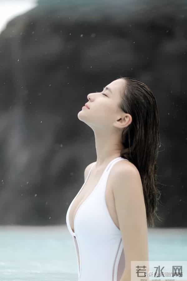 何超莲假日泳装穿搭精选