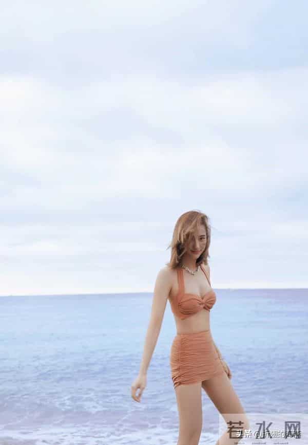 何超莲假日泳装穿搭精选