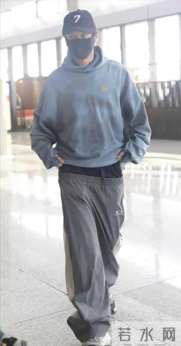 47岁黄晓明走机场放飞了！穿卫衣裤子提一半太潮流 这是什么新时尚
