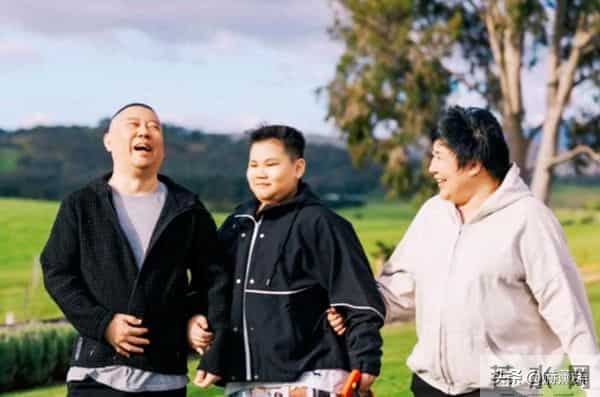 郭德纲带妻儿澳洲度假，郭汾阳扎耳洞面相凶狠，身材比爸妈还胖
