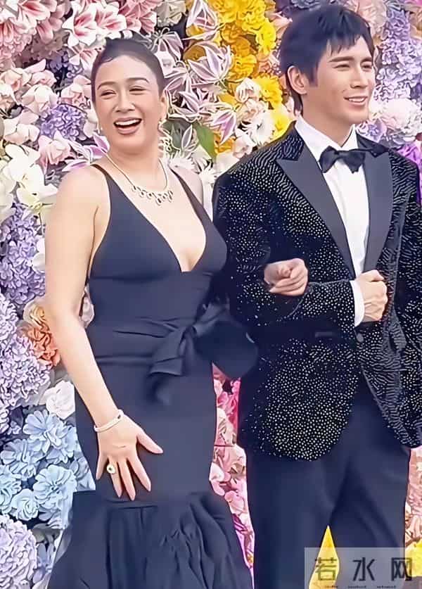 50岁钟丽缇不靠滤镜，靠骨相撑全场。黑裙一穿，不是性感，是底气