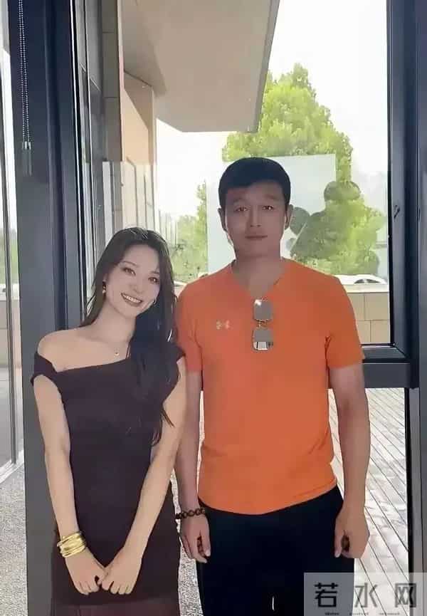 路人偶遇佟大为，真人帅过电视几十倍！穿搭简单，就是硬帅！