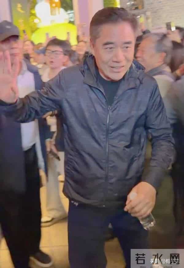 69岁陈宝国在南京被偶遇，他打扮朴素，面带笑容，看着真的好亲切