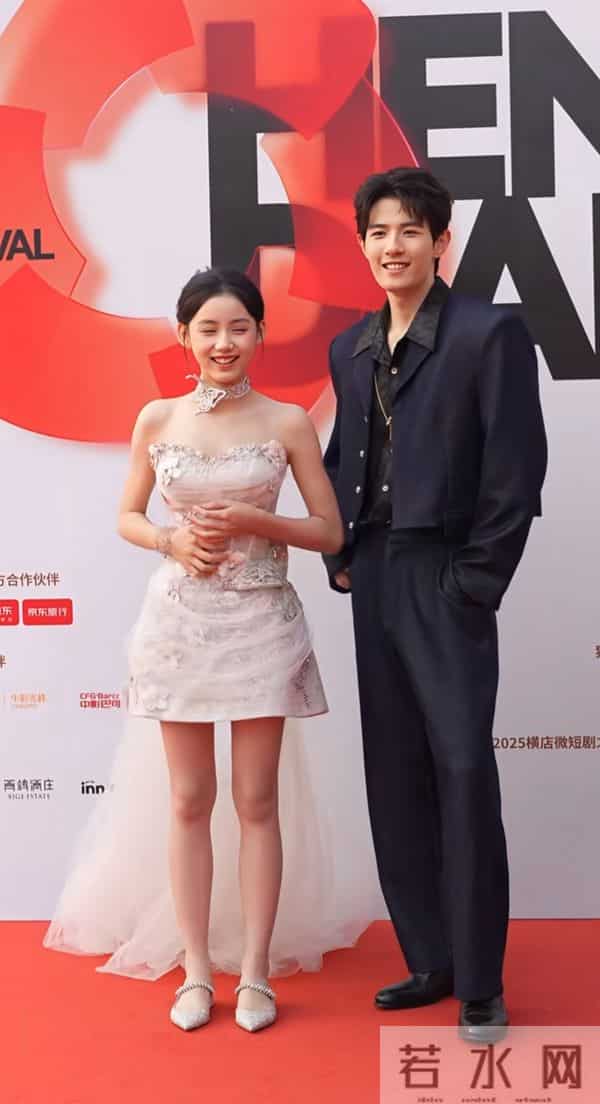 才13岁的刘佳玺就美得好惊艳啊 气质可盐又可甜 长大后绝对是大美人