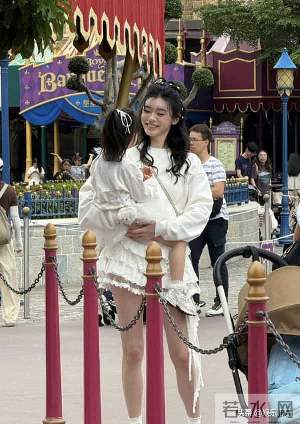 奚梦瑶晒为女儿庆生照 母女俩穿亲子装 画面好温馨 四岁女儿长腿抢镜