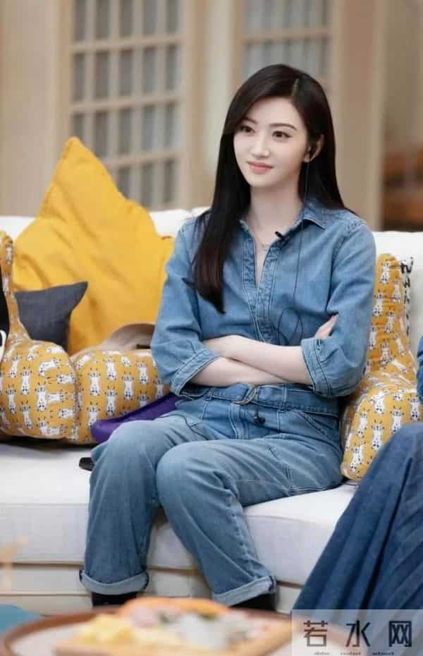 景甜恢复单身后状态大回春！一身牛仔套装亮相，时髦又减龄！