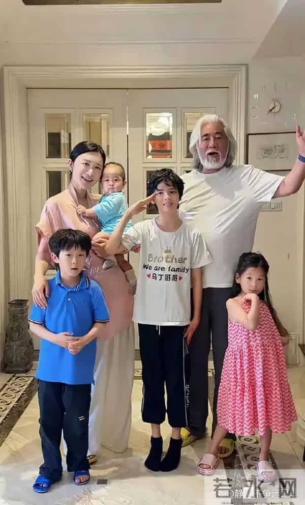 74岁张纪中回应300亿身家传言！坦言只是普通导演，回应幼女提问