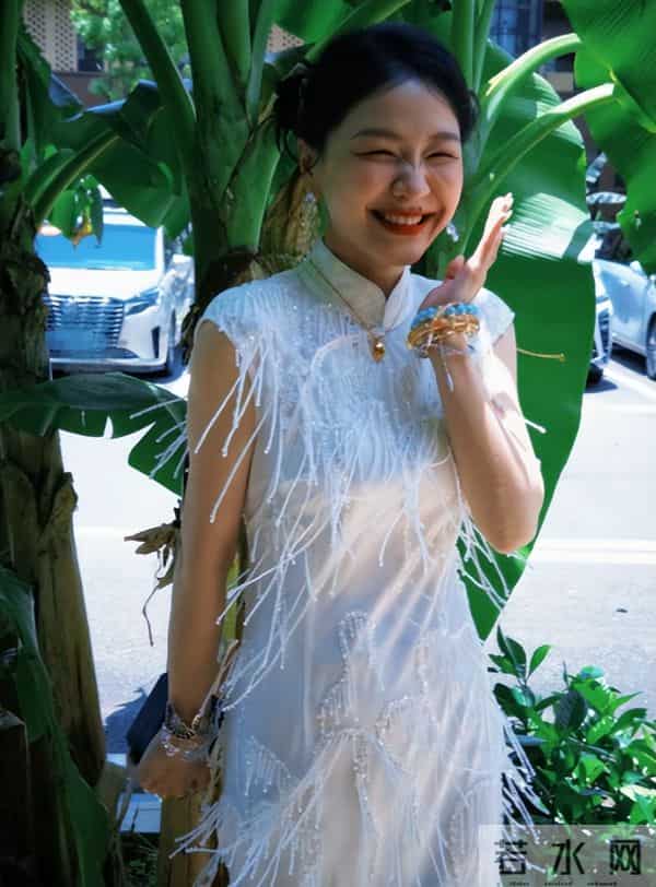 “草根女孩”金靖：成名不易，即使被开黄腔，也不敢得罪资本