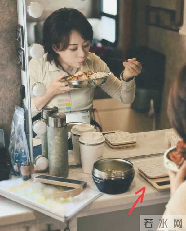 43岁孙俪吃饭带克数称，荤素搭配都要过秤，边吃边艾灸瘦得脱相