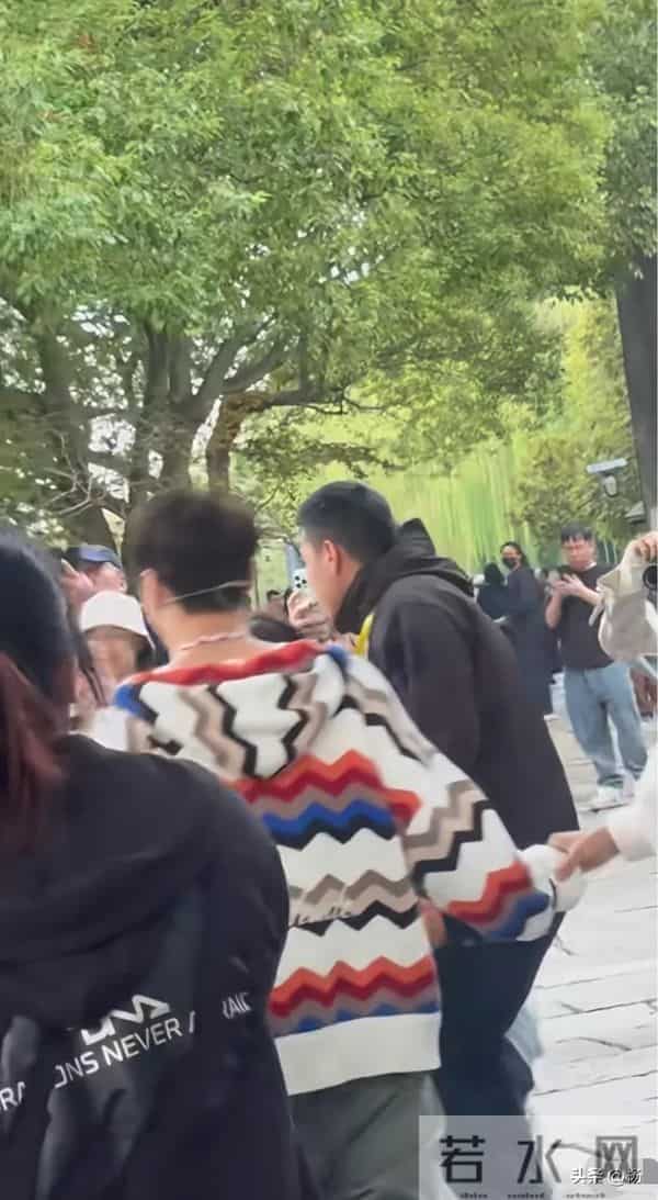 乌镇偶遇张艺兴，打扮酷帅和粉丝牵手，摘下墨镜说：装不了一点！