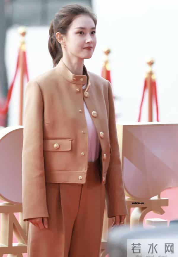 郭宇欣果真大胆随性，亮相文荣奖红毯，身穿橙色套装简约而高级