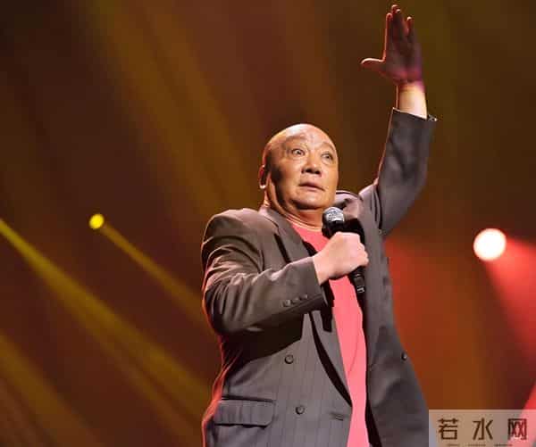 71岁吴海燕近况令人心痛，丈夫去世一年后，她身体消瘦神情落寞