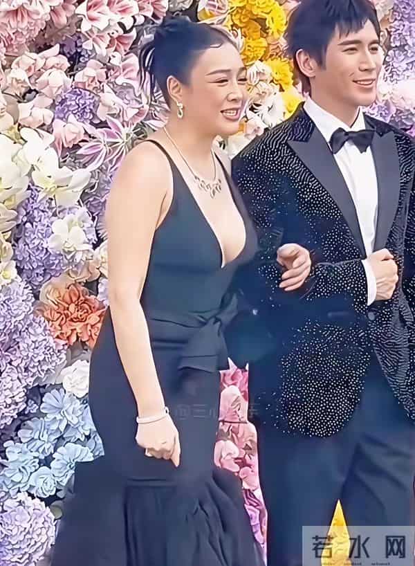 50岁钟丽缇不靠滤镜，靠骨相撑全场。黑裙一穿，不是性感，是底气