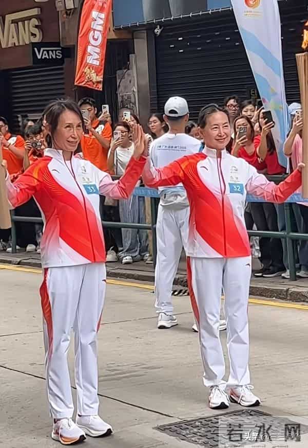 何超琼和妹妹何超凤同框，姐妹俩素颜出镜，俩人的仪态让人羡慕