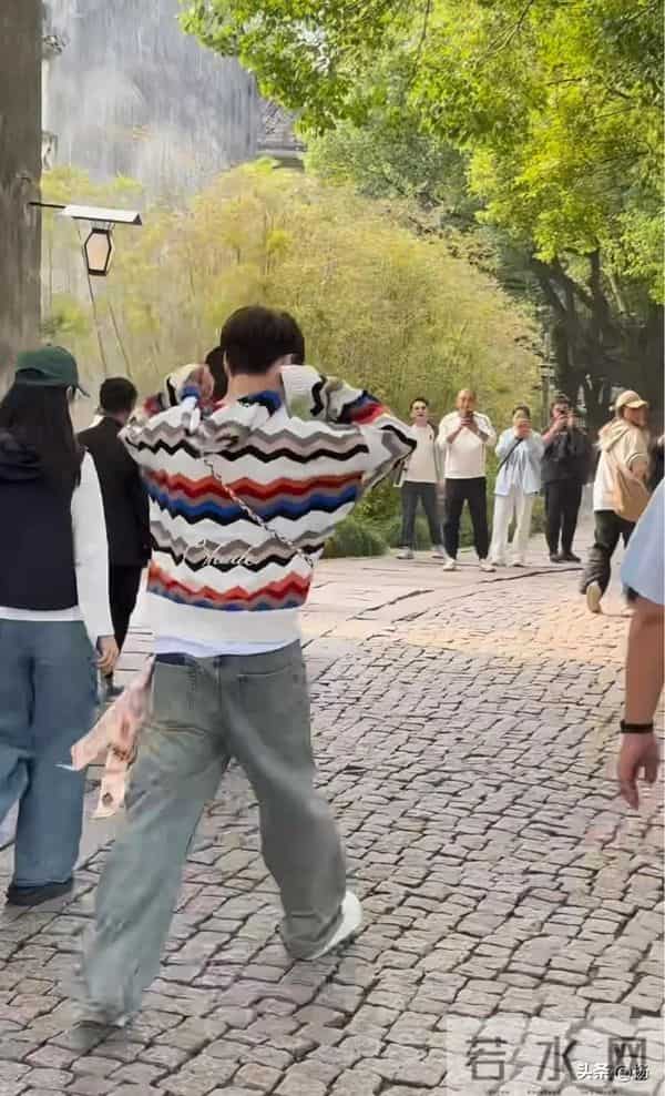 乌镇偶遇张艺兴，打扮酷帅和粉丝牵手，摘下墨镜说：装不了一点！