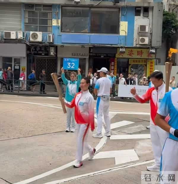 何超琼和妹妹何超凤同框，姐妹俩素颜出镜，俩人的仪态让人羡慕