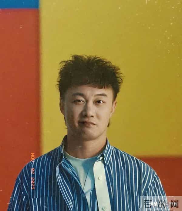 陈奕迅徐濠萦现身香港街头被偶遇，51岁陈奕迅换了发型，帅翻了！