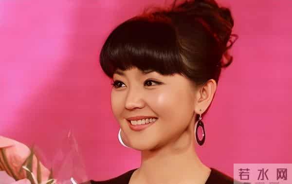 央视著名主持人与大8岁领导闪婚,婚后分居多年,她过得幸福吗?