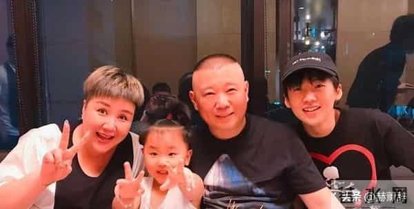 郭德纲带妻儿澳洲度假，郭汾阳扎耳洞面相凶狠，身材比爸妈还胖