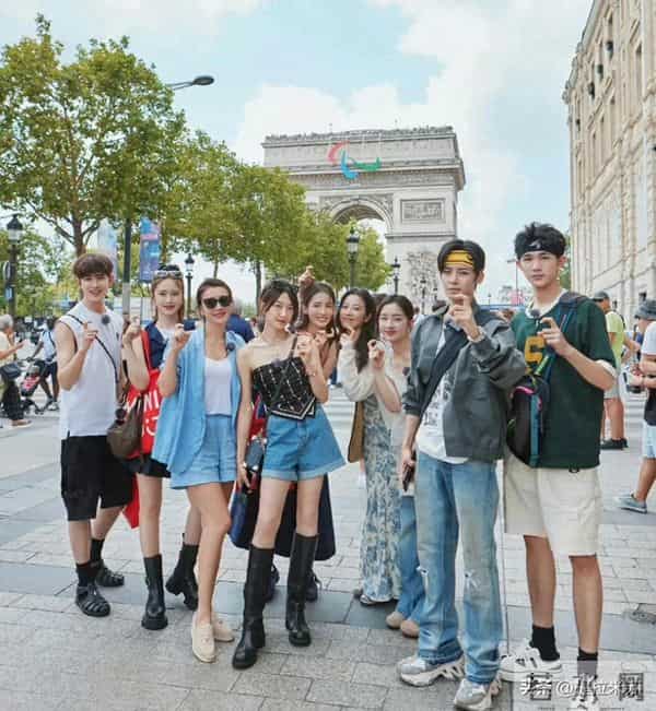 怎么花少7火了给花少6的热搜也带起来了请看花少6小团体好明显！