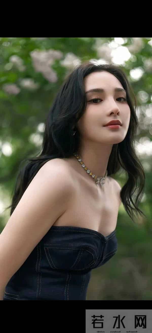 彭小苒——玲珑身材，性感女神