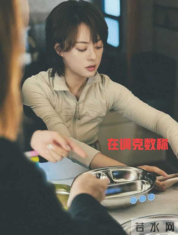 43岁孙俪吃饭带克数称，荤素搭配都要过秤，边吃边艾灸瘦得脱相