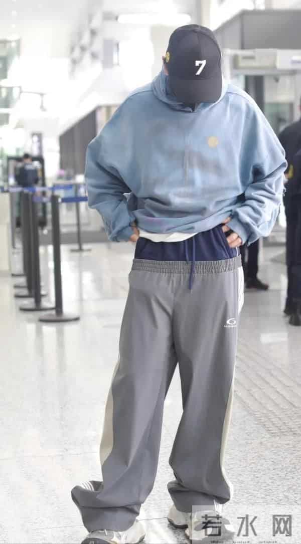 47岁黄晓明走机场放飞了！穿卫衣裤子提一半太潮流 这是什么新时尚