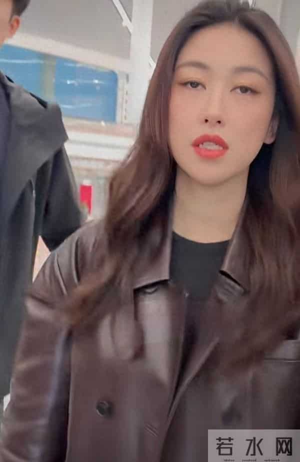 朱珠重庆机场出发，棕皮夹克搭长裤，波浪长发又飒又美