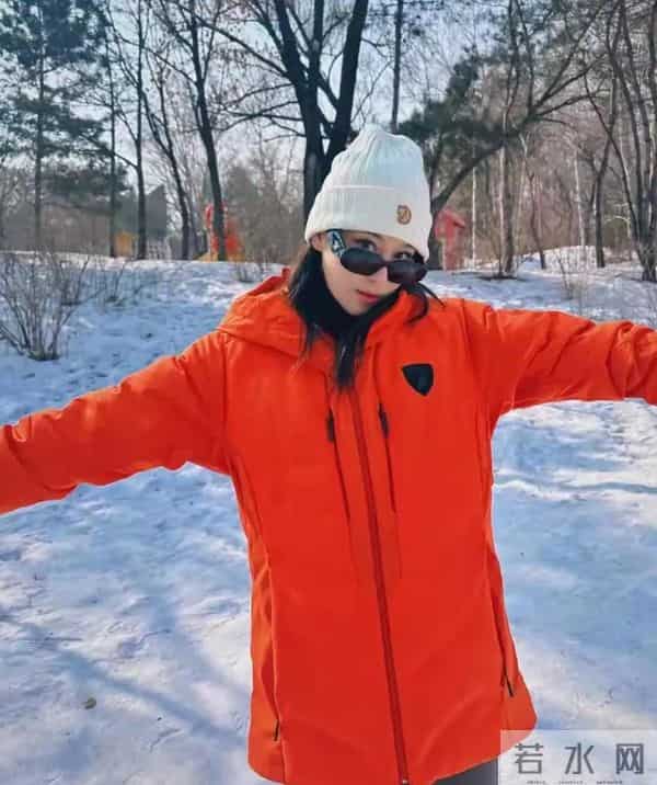 张馨予日本度假照曝光，20万项链亮眼，背后暗示何捷根本不差钱！