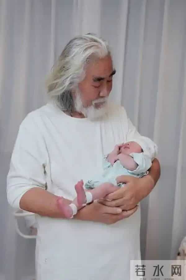 74岁张纪中回应300亿身家传言！坦言只是普通导演，回应幼女提问