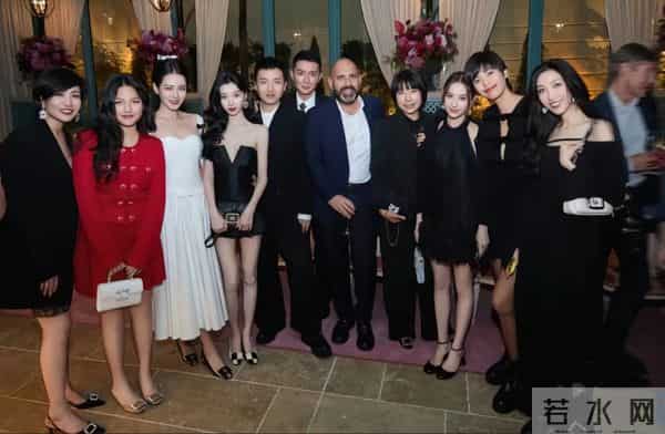 王诗龄得了李湘真传，出席活动打扮得又土又圆，比34岁何超莲显老