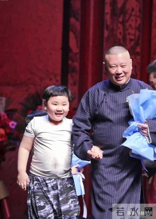 郭德纲带妻儿澳洲度假，郭汾阳扎耳洞面相凶狠，身材比爸妈还胖