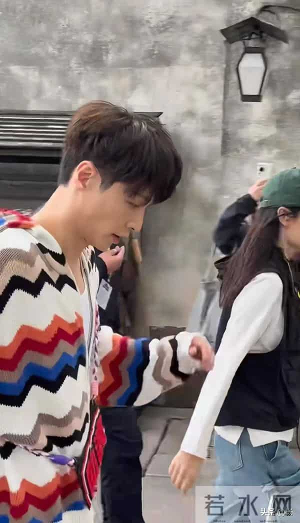 乌镇偶遇张艺兴，打扮酷帅和粉丝牵手，摘下墨镜说：装不了一点！