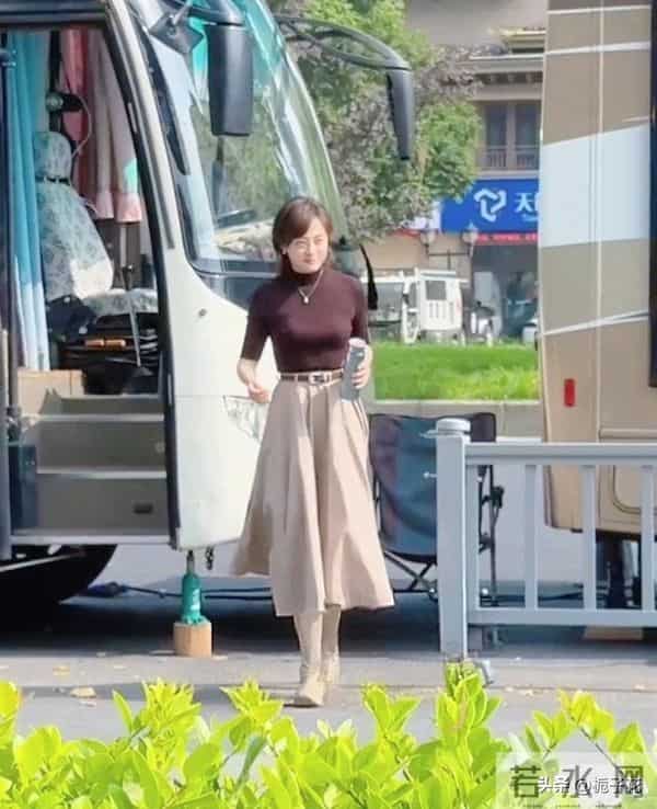 43岁孙俪上班被偶遇，她的身材真好，手里拿着保温杯，好会养生啊