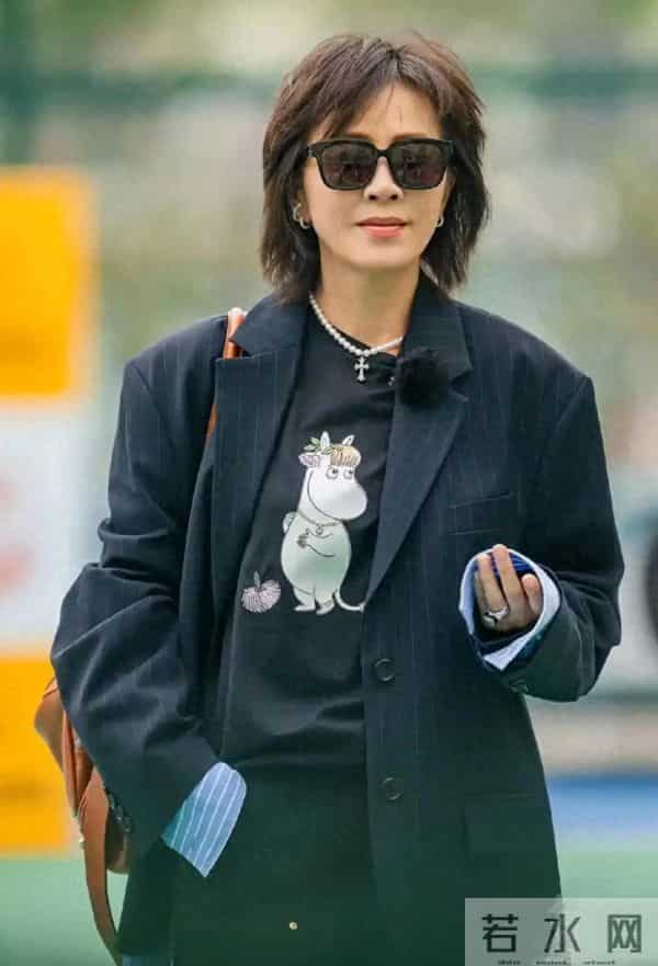 59岁刘嘉玲剪了短发后真时髦！西装条纹衬衫直筒裤，减龄又高级！